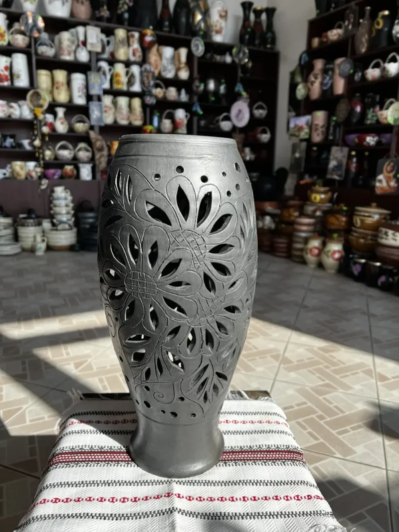 Vază din ceramică decupată-Ceramică Marginea