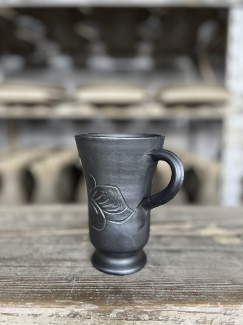 Cană din ceramică neagră