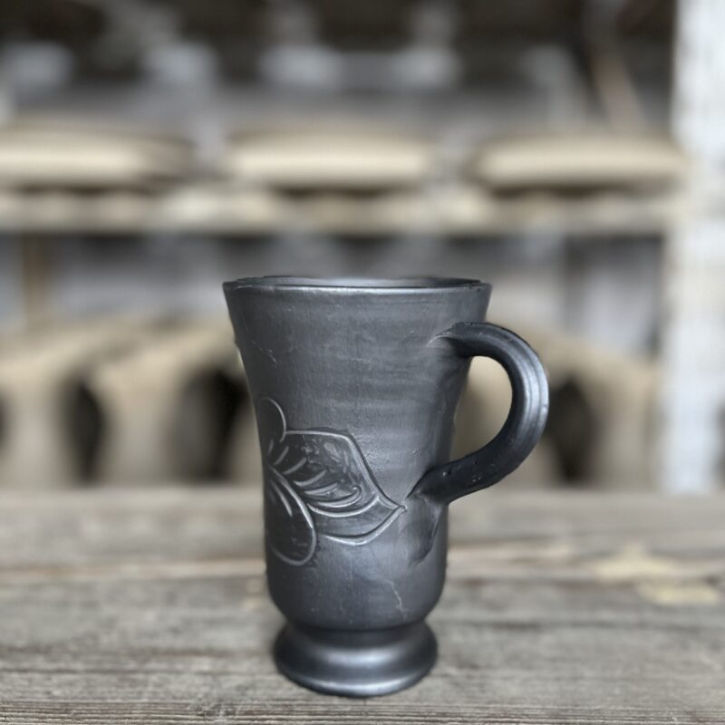 Cană din ceramică neagră